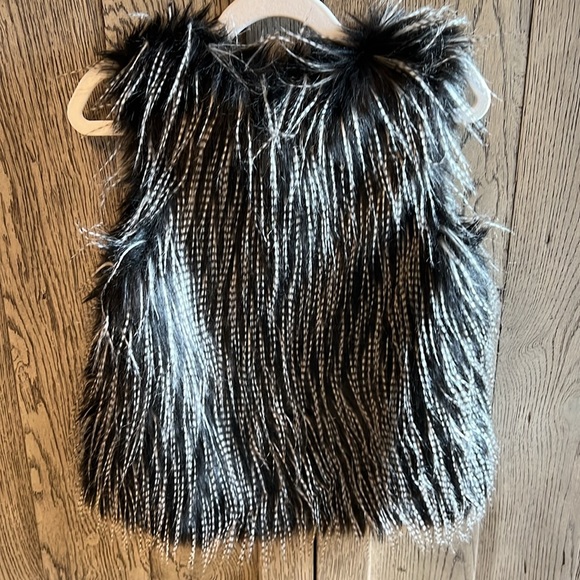 Black Vest, size 7-8, great consition. - Picture 4 of 6